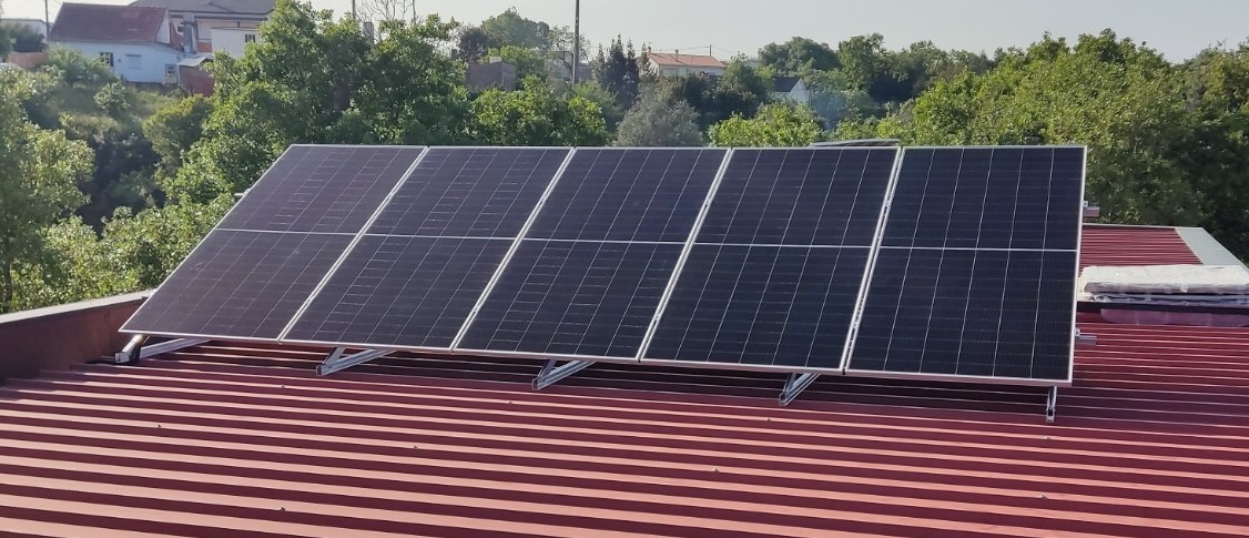 Instalação fotovoltaica em construção